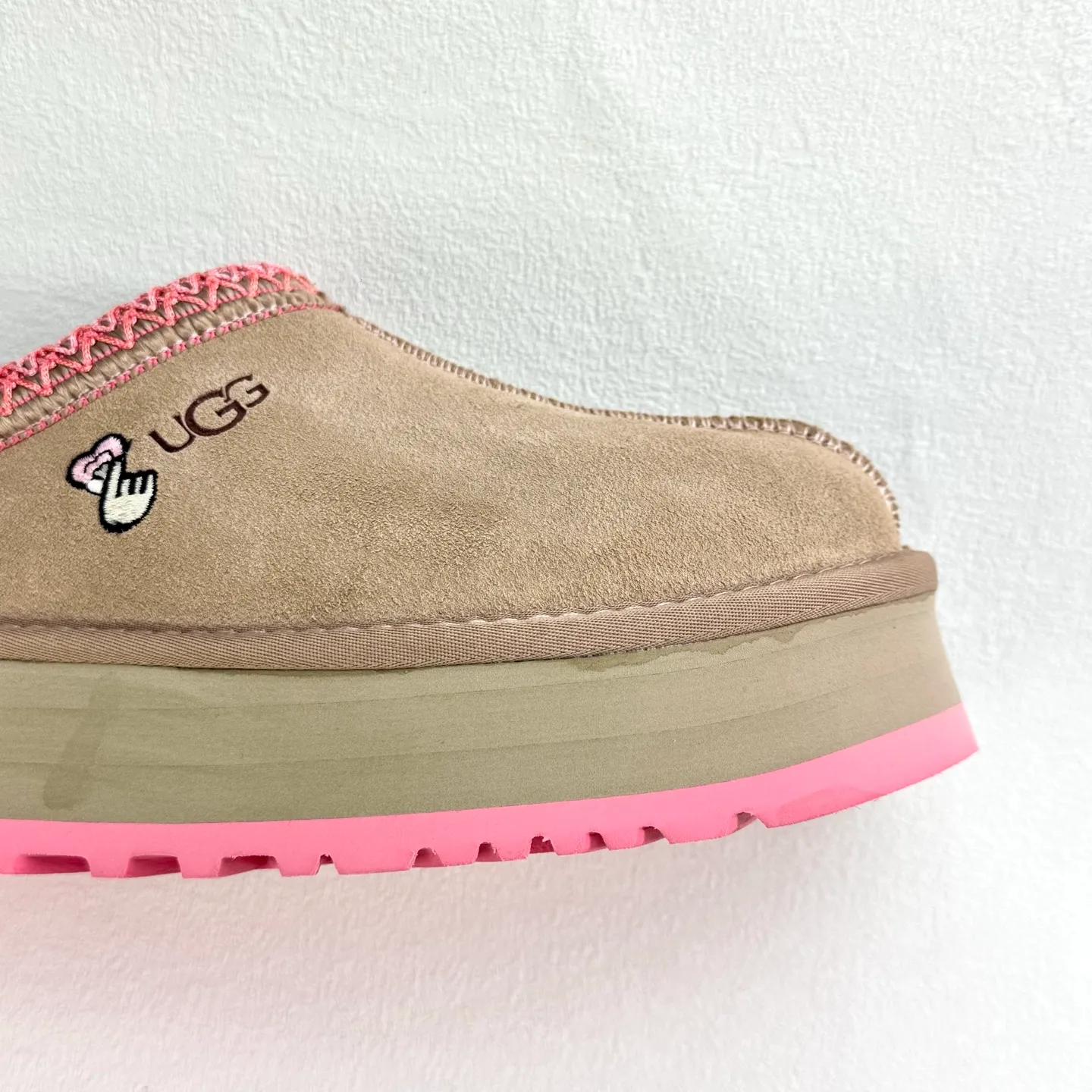 💰400 UGG Tats series thickened model Mule style toe-cap 5CM half slippers Ethnic style autumn and winter snow boots High-quality sheepskin and wool Integrated with high quality Warmth and heat sealing Made of TPU molded suede upper material Embedded with artificial curly wool plush lining and 10mm UGGPURE™ implanted wool lining and removable UGGPURE™ implanted wool insole Lightweight non-slip and comfortable rubber outsole with brand LOGO With complete packaging Official item number: 11225532722 Size: 35 36 37 38 39 40